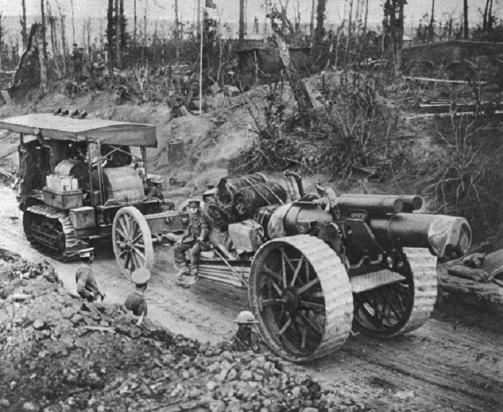 Tractor Holt en acción durante la guerra