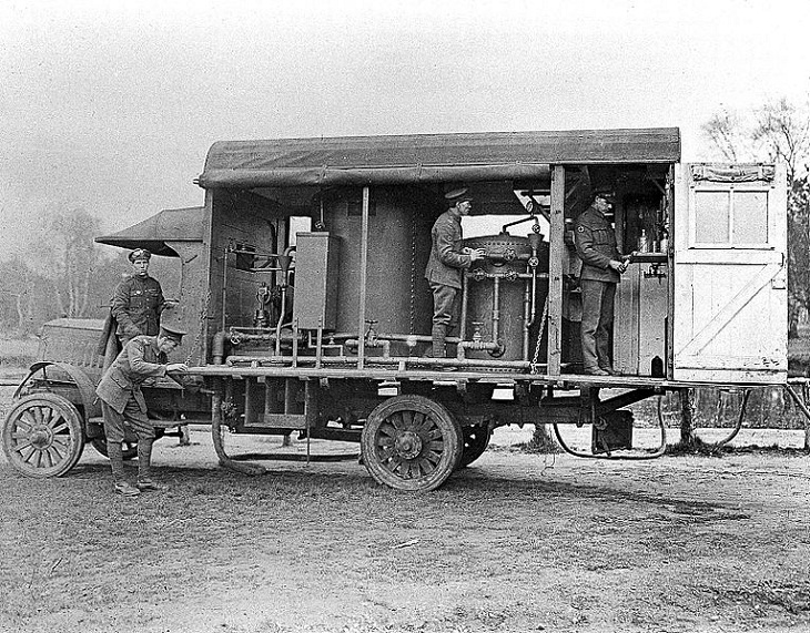 Un camión del ejército británico con un aparato de purificación de agua