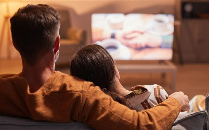 Prueba de enamoramiento: una pareja frente al televisor