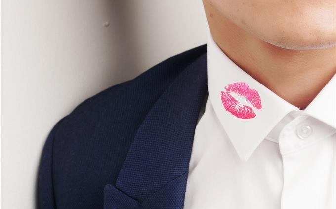 Prueba de enamoramiento: collar con marca de labios