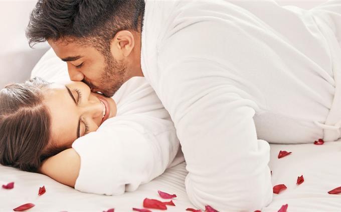 Prueba de enamoramiento: una pareja besándose en la cama