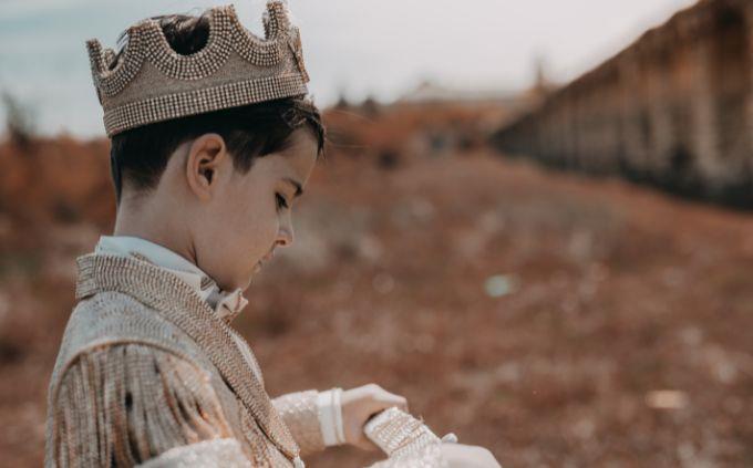 Curiosidades difíciles: Un niño vestido de príncipe