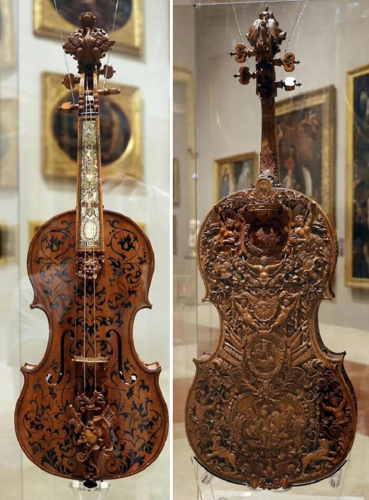 Violín intrincadamente tallado de Domenico Galli