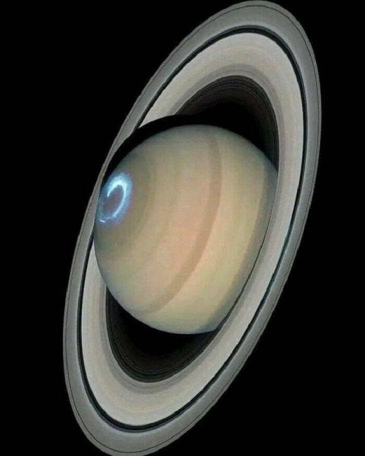 Aurora boreal en Saturno
