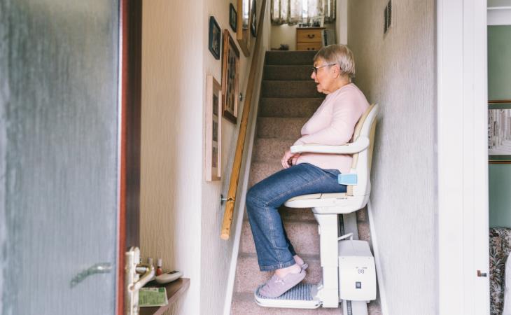 Itens para idosos que moram sozinhos elevador de escada
