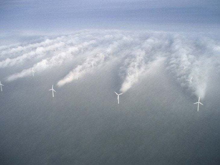 Molinos de viento en la niebla