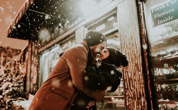 Test de personalidad en una relación: Guz se besa en la nieve
