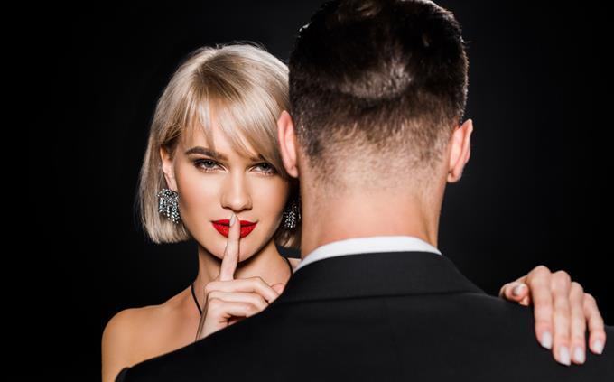 Un test de personalidad en una relación: una mujer abraza a un hombre y esconde un secreto