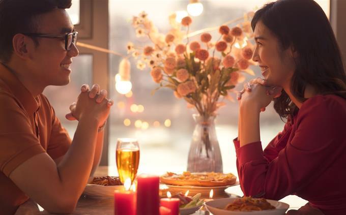 Test de personalidad en una relación: una pareja en un restaurante
