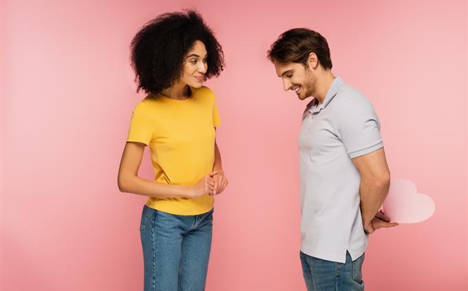 Prueba de flores y romance: un hombre enamorado de una mujer