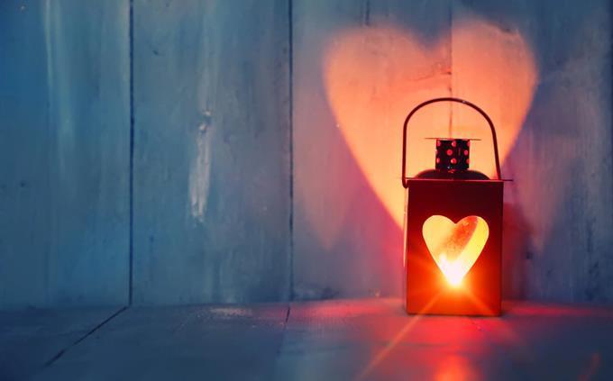 Una prueba de flores y romance: una lámpara que crea la ilusión de un corazón