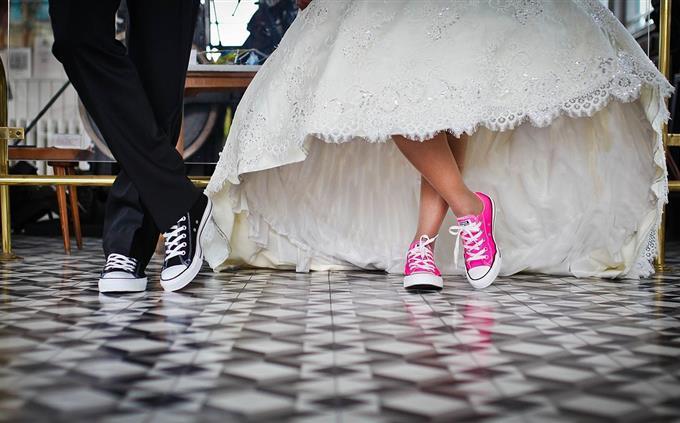 Prueba de flores y romance: una pareja en una boda