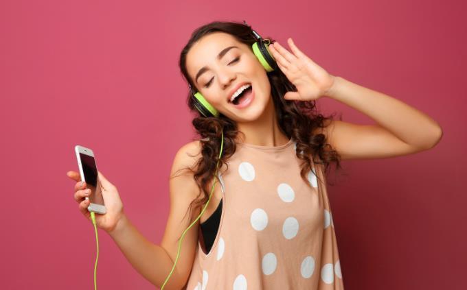 Prueba de reconocimiento de la década de canciones: una mujer escucha música