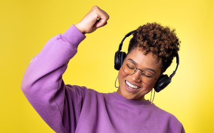 Prueba de reconocimiento de la década de canciones: una mujer escucha música