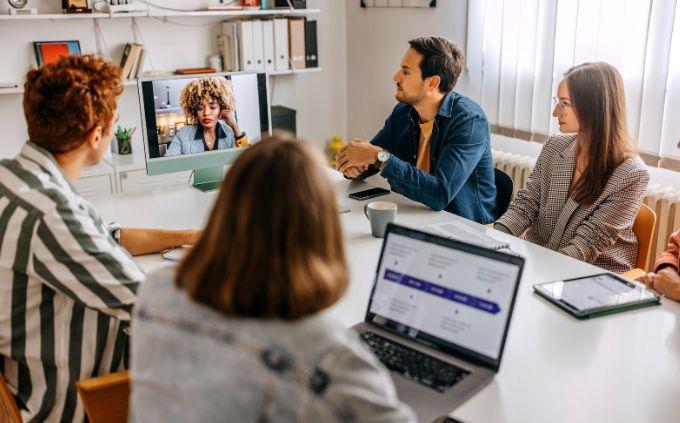 Eres una persona atenta o conversadora: reunión de equipo