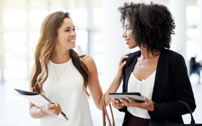 Eres una persona atenta o conversadora: Los compañeros de trabajo hablan