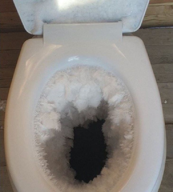 Winter Pics, loo in Siberia 