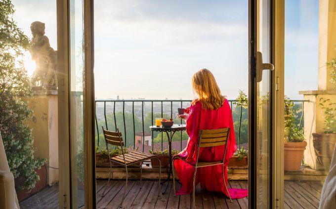 Qué habitación de la casa te conviene más: Una mujer en un balcón