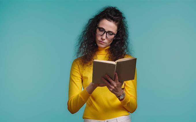 El test de inteligencia sobre los colores: una mujer lee un libro