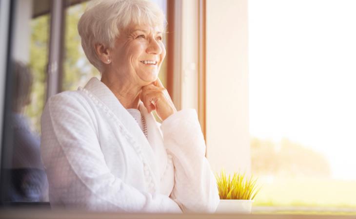 Hábitos que causam ansiedade idosa sorrindo
