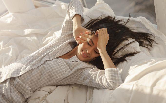 Dónde estarás dentro de 5 años según tus sueños: Una mujer se despierta en la cama