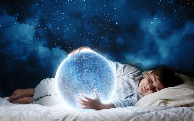 Dónde estarás dentro de 5 años según tus sueños: Un niño durmiendo con la luna en las manos