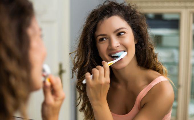 Qué dice de ti el orden en que haces las cosas: Una mujer se cepilla los dientes