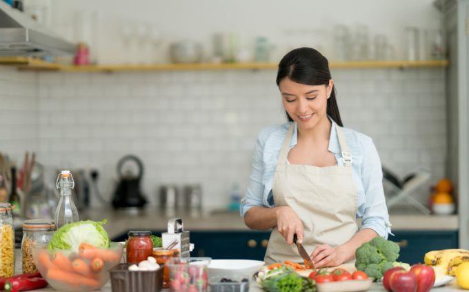 Qué dice de ti el orden en que haces las cosas: Una mujer cocina