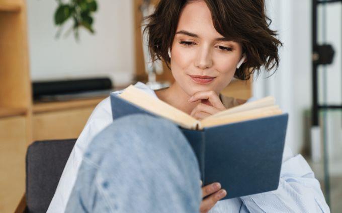 ¿Qué dice sobre ti el orden en el que haces las cosas? Una mujer está leyendo un libro.