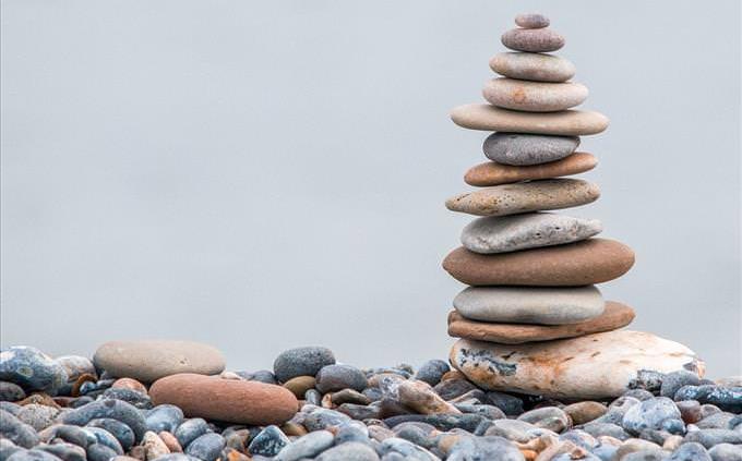 Piedras balanceándose una encima de la otra