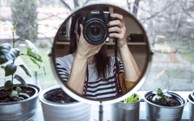 una mujer tomando una selfie en el espejo