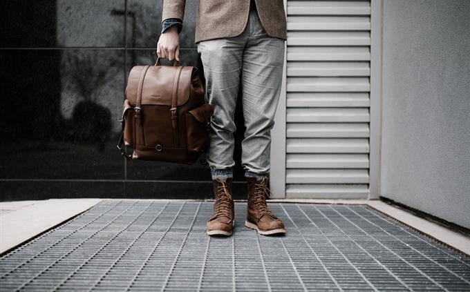 La prueba de baile que se adapta a tu personaje: un hombre con una bolsa de viaje