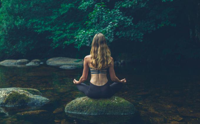 ¿En qué día de la creación fue creada tu alma? Una mujer meditando en un manantial.