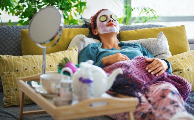 En qué momento del día estás: una mujer con una mascarilla natural en el rostro