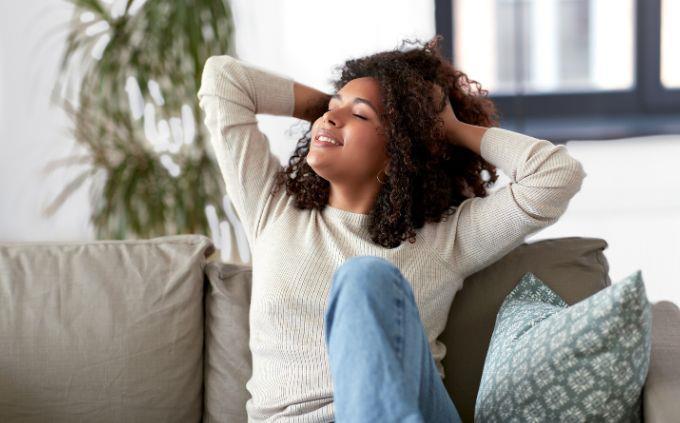 ¿En qué momento del día estás? Una mujer en un sofá.