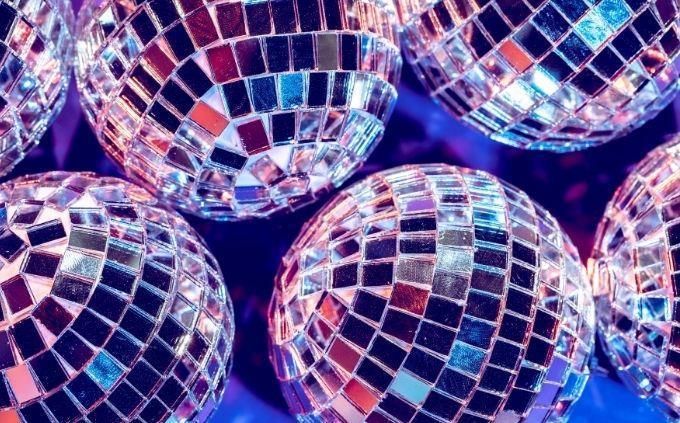 Prueba de conocimientos generales con tiempo limitado: bolas de discoteca