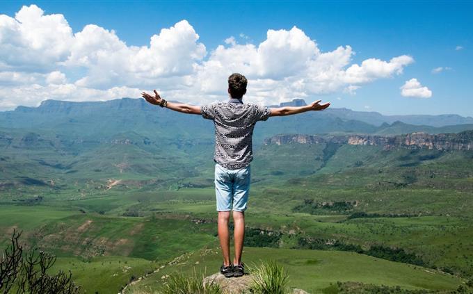 Prueba de fruta favorita: un joven frente a un paisaje verde