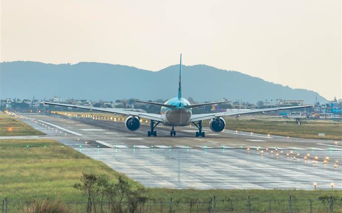 Prueba de fruta favorita: un avión despega