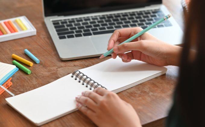 Cuál es la leyenda que cuenta su historia de vida: Una mujer trabaja frente a una computadora