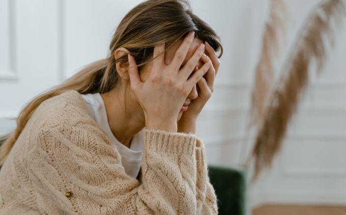 Cuál es la leyenda que cuenta su vida: Una mujer con las manos en la cara