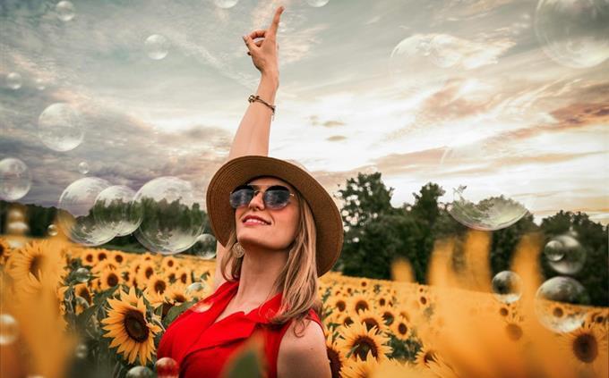 Una prueba de fuerza interior: una mujer en un campo de girasoles