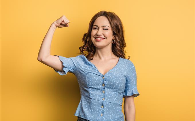 Prueba de fuerza interna: mujer haciendo músculo