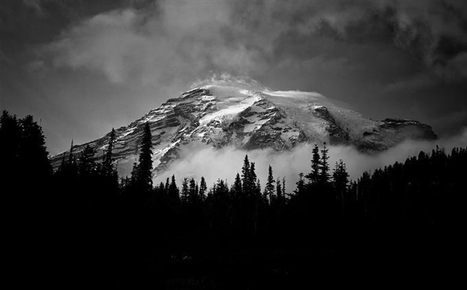 Prueba de fuerza interior: una montaña en blanco y negro