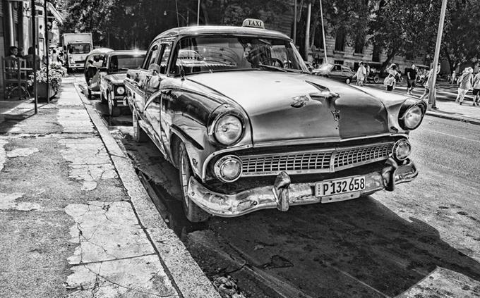 Prueba de resistencia interior: coche viejo en blanco y negro