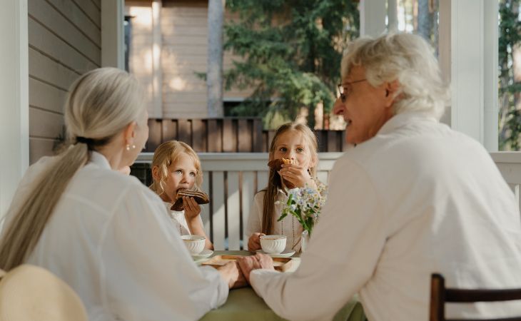 Signs of narcissistic grandparents: Grandmother, mother, and daughters