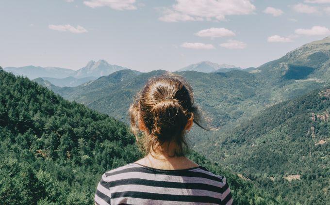 ¿Eres héroe, villano o anti héroe: una mujer que mira un paisaje montañoso?