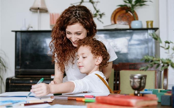 Prueba de regalos familiares: niño y mamá juntos