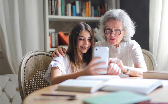 Prueba de regalos familiares: abuela y niña