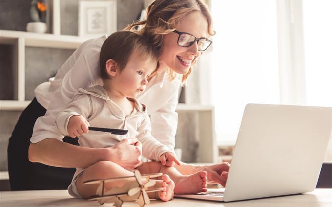 Prueba de regalo familiar: mamá y una trabajadora frente a una computadora