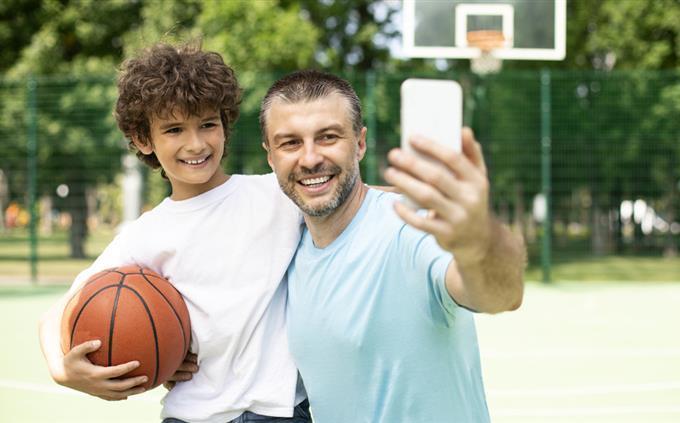 Ponte de regalo familiar: papá e hijo en una cancha de baloncesto